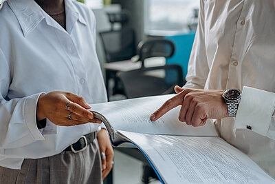 Im betrieblichen Gesundheitsmanagement arbeiten Betriebsleitung, Mitarbeitervertretung, Personalverantwortliche und Betriebsärzte gemeinsam für einen effizienten und wirksamen Gesundheitsschutz.